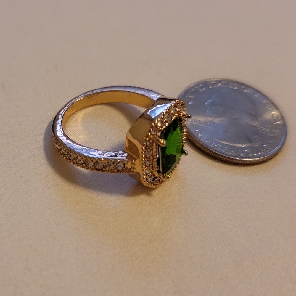 Emerald Cocktail Ring 💍 - Picture 2 of 3